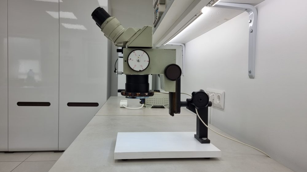 микроскоп перспектива справа лаборатории Teplosistema